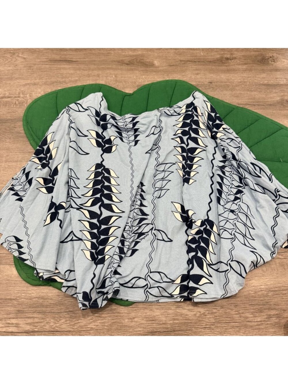 Manuhealii Hawaii Womens XS Small Blue Floral Heliconia Print Split Sleeve Top